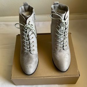Journee Collection Women’s Baylor Heeled Boots Grey Faux Suede Size 6.5.